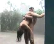 Под дождём китайская парочка занимаются сексом в позе 69